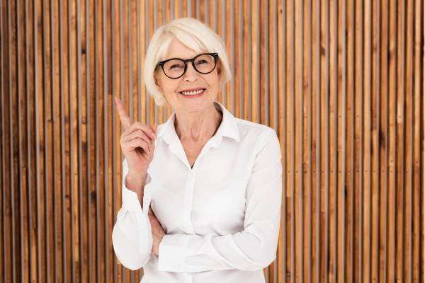 Femme âgée heureuse